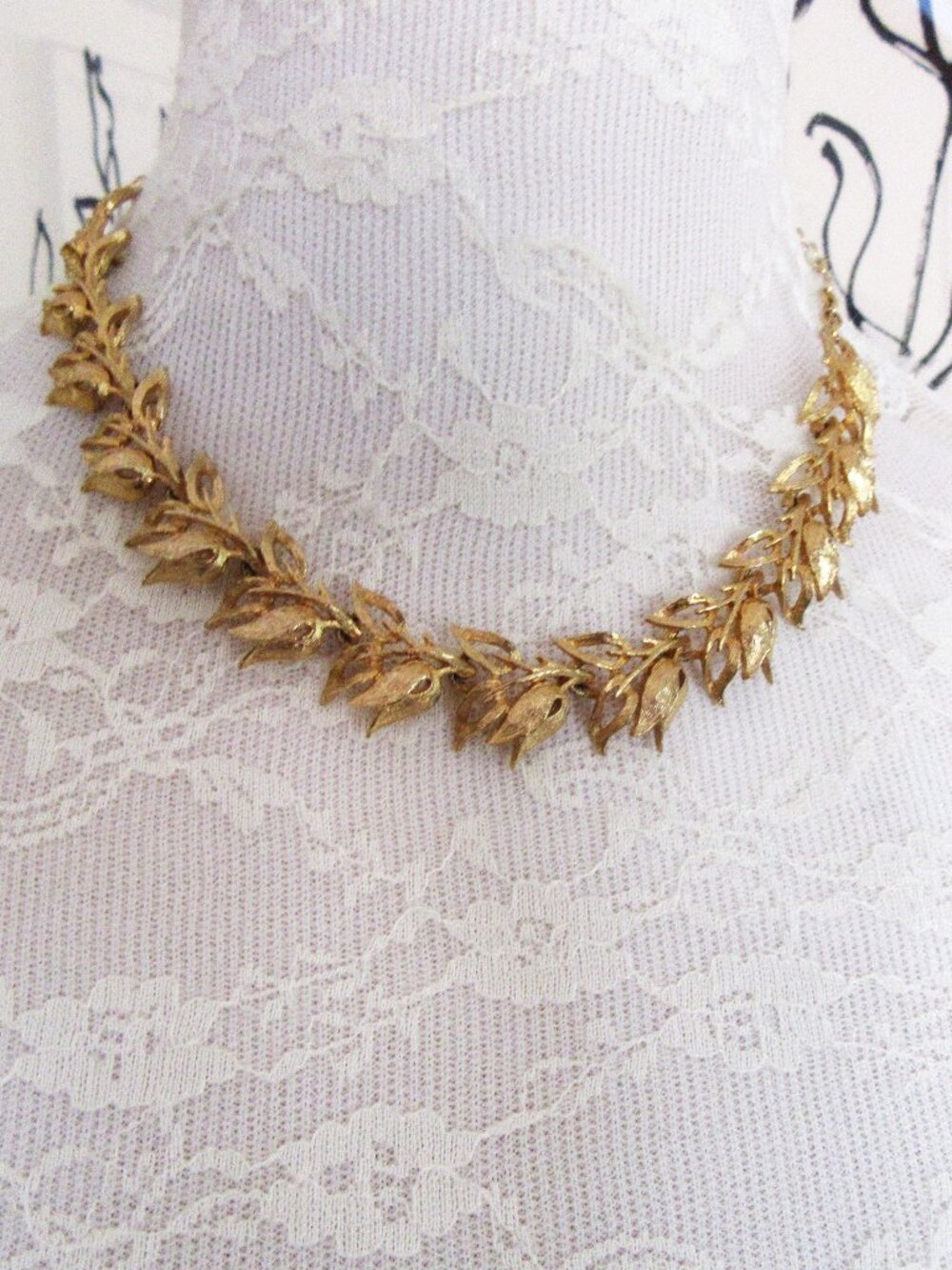 Goldtone metal choker necklace with leaves & tulips -